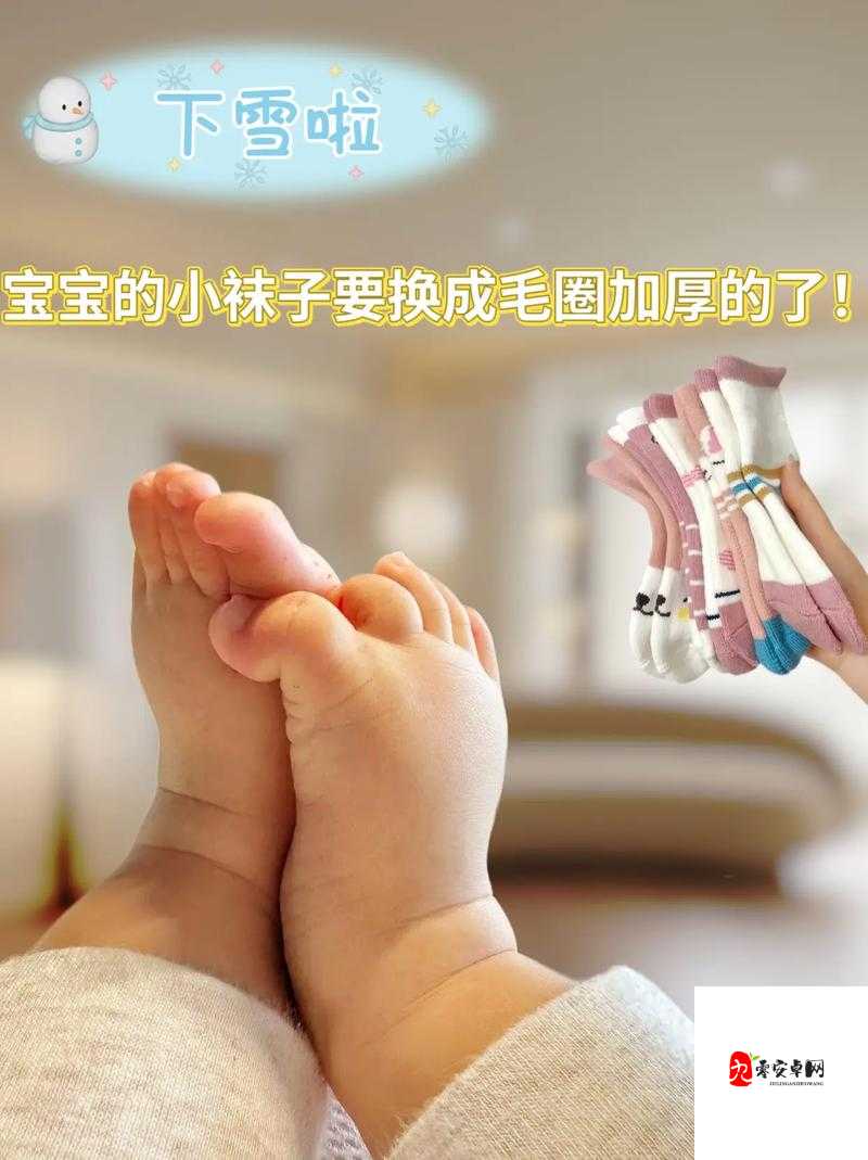 宝宝好奇地把脚抬高看镜子的有趣模样